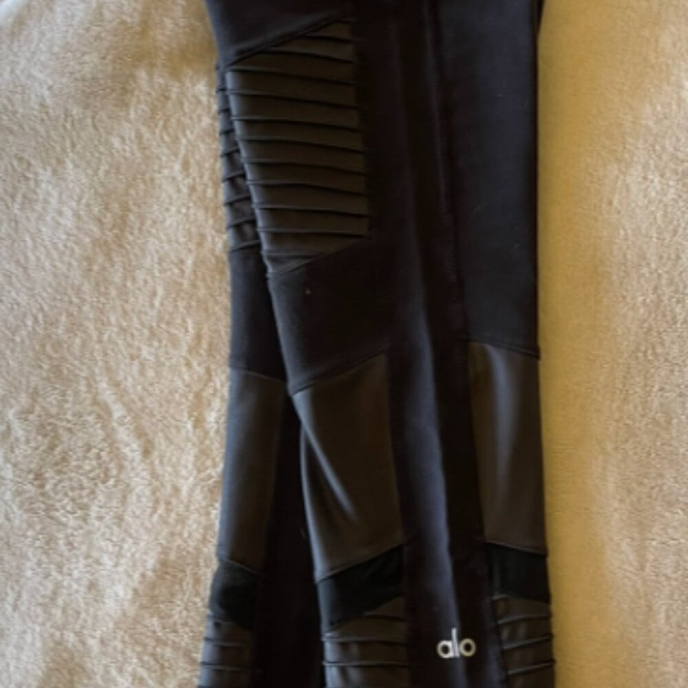 Alo yoga black ribbed pattern biker style legging